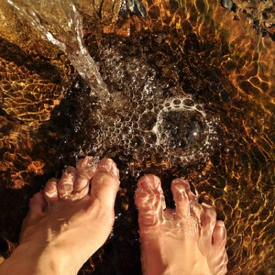 feet-in-the-water-2124781_640